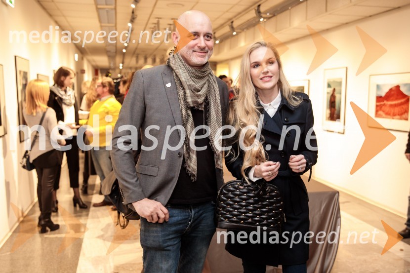  Aleš Bravničar, fotograf;  Liza PraprotnikOdprtje fotografske razstave Aleša Bravničarja z naslovom Boginje