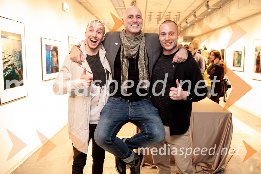  Filip Kržišnik, F&B Acrobatics;  Aleš Bravničar, fotograf;  Blaž Slanič, F&B AcrobaticsOdprtje fotografske razstave Aleša Bravničarja z naslovom Boginje