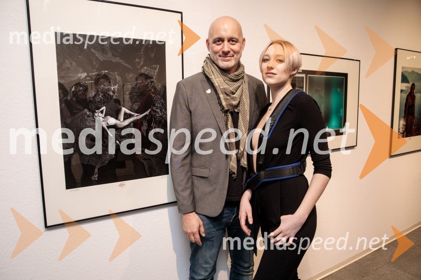  Aleš Bravničar, fotograf;  Sara Slekovec, HolographicOdprtje fotografske razstave Aleša Bravničarja z naslovom Boginje