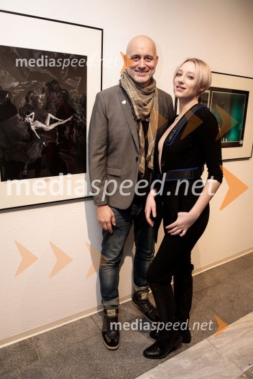  Aleš Bravničar, fotograf;  Sara Slekovec, HolographicOdprtje fotografske razstave Aleša Bravničarja z naslovom Boginje