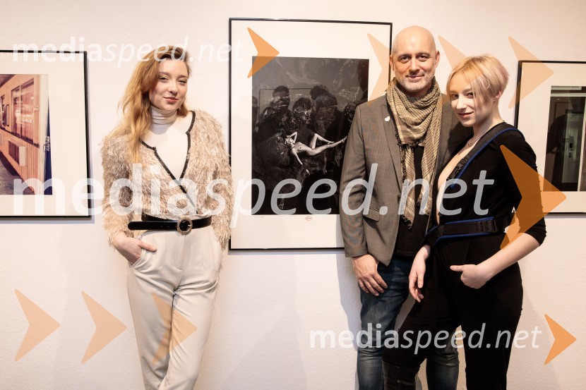  Lara Balodis Slekovec, Holographic;  Aleš Bravničar, fotograf;  Sara Slekovec, plesalkaOdprtje fotografske razstave Aleša Bravničarja z naslovom Boginje