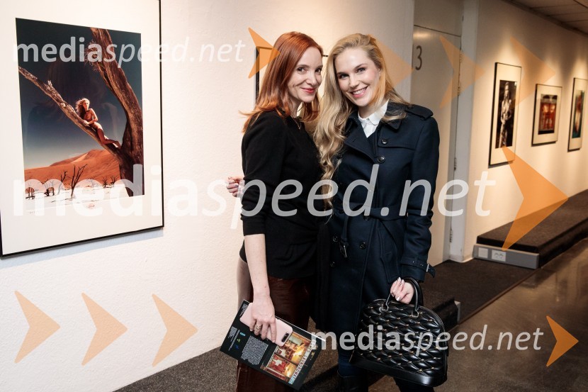  Mojca Mavec, voditeljica;  Liza PraprotnikOdprtje fotografske razstave Aleša Bravničarja z naslovom Boginje