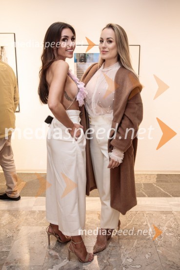  Anja Jenko, fotomodel;  Katarina Benček, social media influencerka, avtorica knjigeOdprtje fotografske razstave Aleša Bravničarja z naslovom Boginje