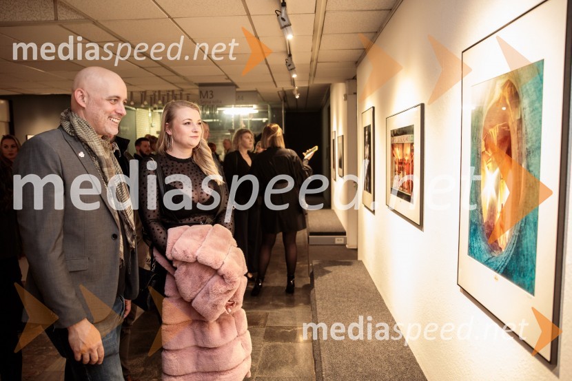  Aleš Bravničar, fotograf;  ... Odprtje fotografske razstave Aleša Bravničarja z naslovom Boginje