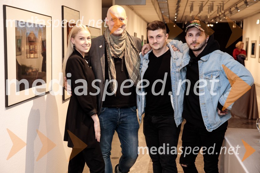  Tea Leban;  Aleš Bravničar, fotograf;  Rok Mlinar, sinhronizator;  ... Odprtje fotografske razstave Aleša Bravničarja z naslovom Boginje