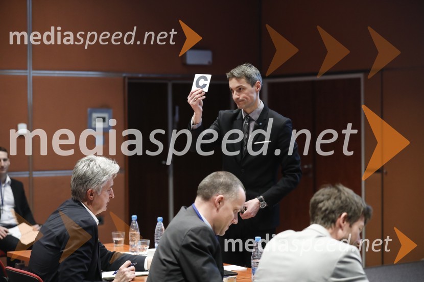  Bojan Ivanc, CFA, CAIA, član upravnega odbora društva CFA Slovenija in glavni ekonomist Analitike GZS, lokalni koordinator CFA Research Challenge 2018CFA Institute Research Challenge 2020