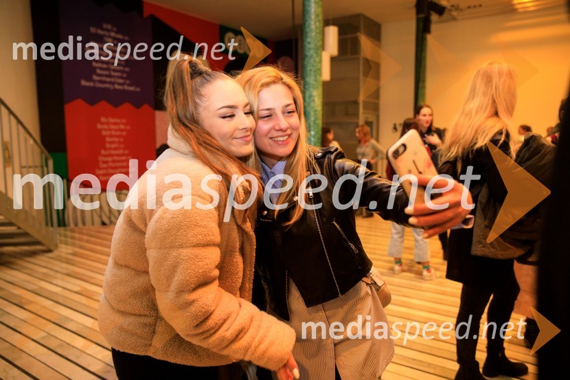  Lina Kuduzović, pevka;  Renata Alibegović, Revolution dance crewZALAGASPER, predstavitev prvenca