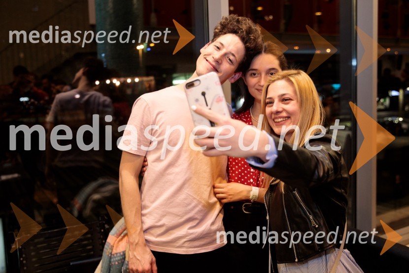  Gašper  Šantl, glasbenik;  Zala Kralj, glasbenica;  Renata Alibegović, Revolution dance crewZALAGASPER, predstavitev prvenca