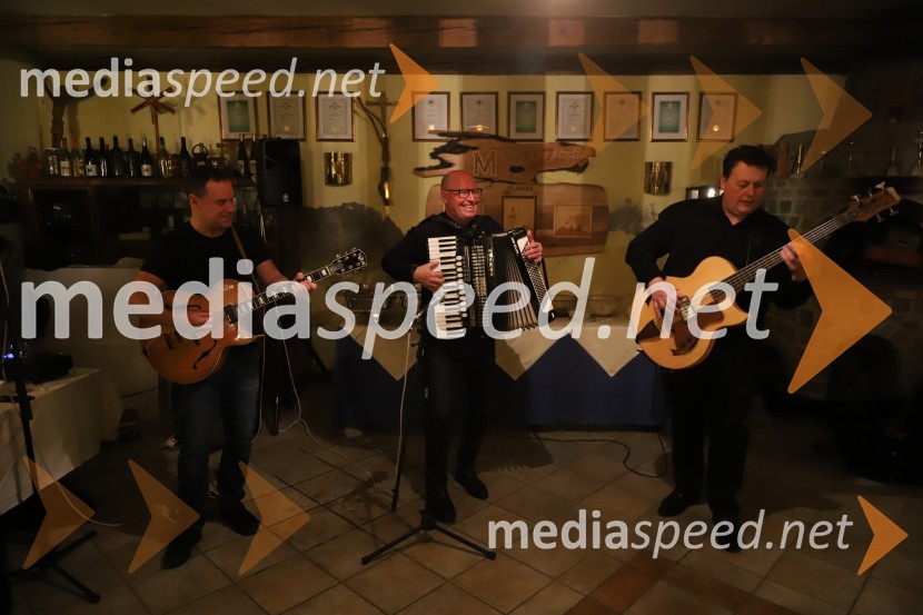  Mike Orešar, Igor in Zlati zvoki;  Boris Rošker, glasbenik;  Branko Novak, Nobis pohištvo, d.o.o.Srečanje muzikantov na izletniški kmetiji Mikuž