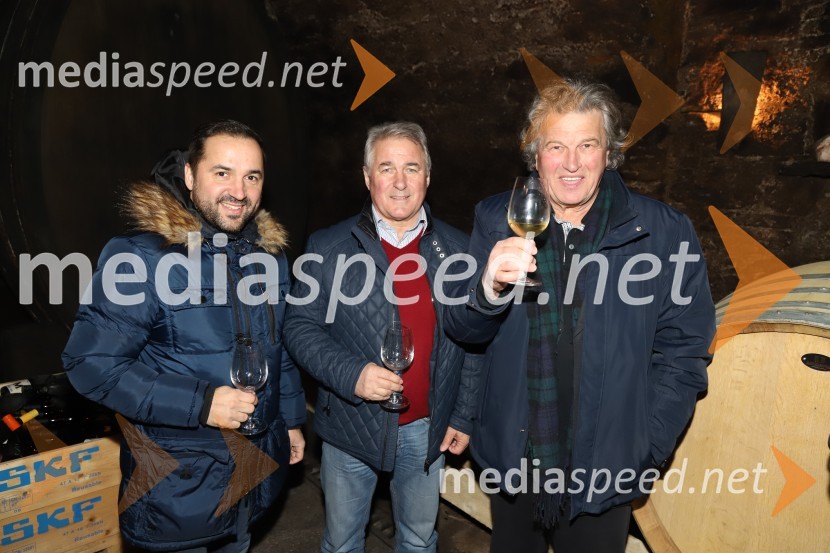  Tim Ribič, operni pevec, lastnik restavracije Miyabi, 1. tenor, Slovenski oktet;  Janez Ribič, politik;  Ivo MojzerSrečanje muzikantov na izletniški kmetiji Mikuž