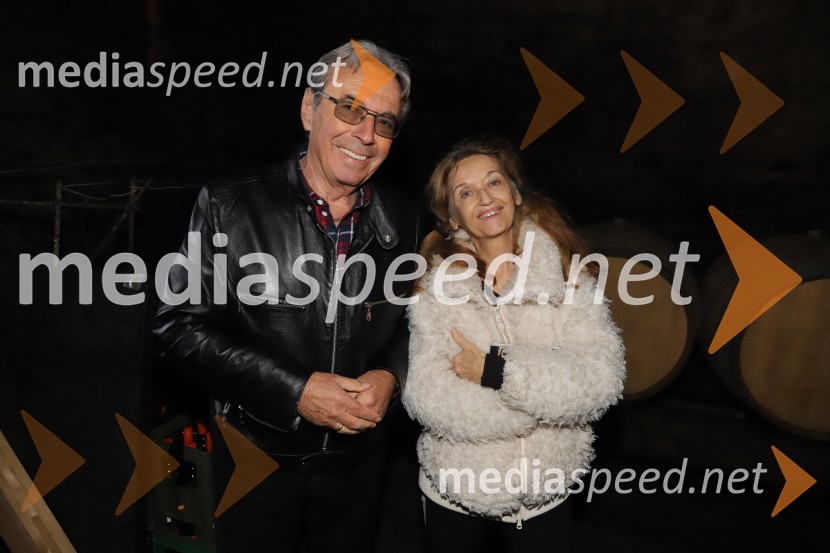  Jože Kobler, pevec;  Zorica  Fingušt Fatur, pevka in igralkaSrečanje muzikantov na izletniški kmetiji Mikuž