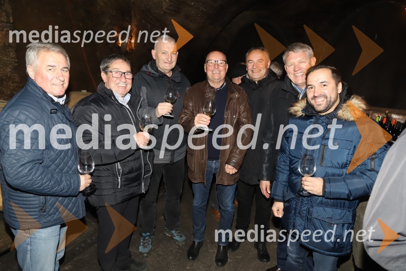  Ivan Ribič;  Drago Lesjak;  Marjan  Podhosnik , glasbenik;  Boris Rošker, glasbenik;  Dušan Topolovec, operni pevec;  Rudi Šantl, pevec;  Tim Ribič, operni pevec, lastnik restavracije Miyabi, 1. tenor, Slovenski oktetSrečanje muzikantov na izletniški kmetiji Mikuž