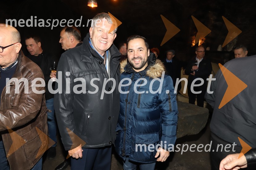  Rudi Šantl, pevec;  Tim Ribič, operni pevec, lastnik restavracije Miyabi, 1. tenor, Slovenski oktetSrečanje muzikantov na izletniški kmetiji Mikuž