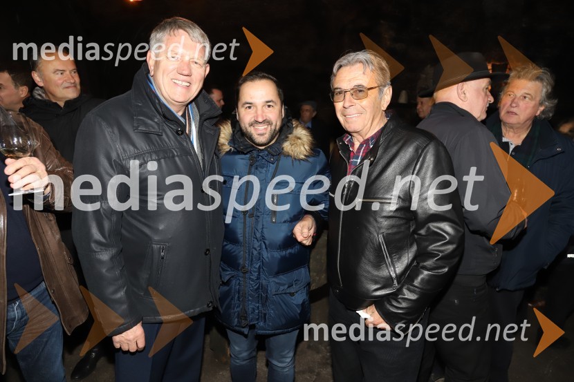  Rudi Šantl, pevec;  Tim Ribič, operni pevec, lastnik restavracije Miyabi, 1. tenor, Slovenski oktet;  Jože Kobler, pevecSrečanje muzikantov na izletniški kmetiji Mikuž