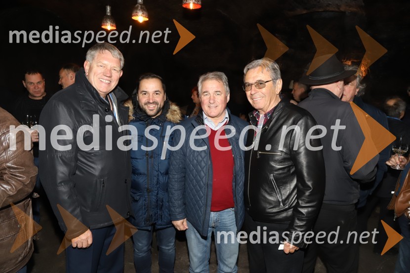  Rudi Šantl, pevec;  Tim Ribič, operni pevec, lastnik restavracije Miyabi, 1. tenor, Slovenski oktet;  Ivan Ribič;  Jože Kobler, pevecSrečanje muzikantov na izletniški kmetiji Mikuž