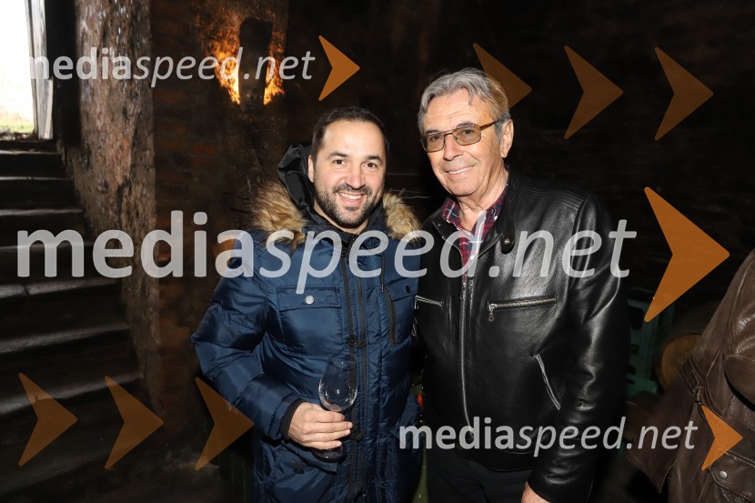  Tim Ribič, operni pevec, lastnik restavracije Miyabi, 1. tenor, Slovenski oktet;  Jože Kobler, pevecSrečanje muzikantov na izletniški kmetiji Mikuž