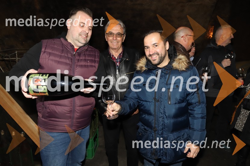  Gregor Mikuž, M-vina;  Tim Ribič, operni pevec, lastnik restavracije Miyabi, 1. tenor, Slovenski oktet;  Jože Kobler, pevecSrečanje muzikantov na izletniški kmetiji Mikuž