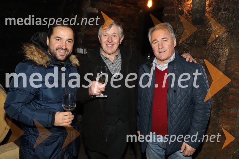  Tim Ribič, operni pevec, lastnik restavracije Miyabi, 1. tenor, Slovenski oktet;  Dušan Pokeržnik;  Ivan RibičSrečanje muzikantov na izletniški kmetiji Mikuž