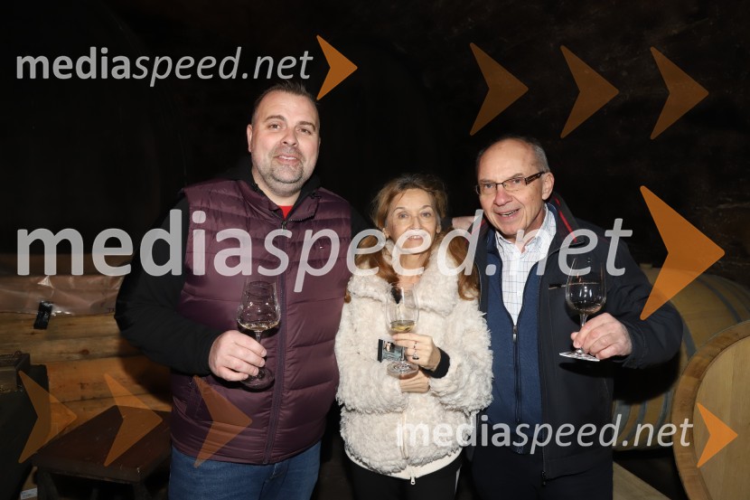  Gregor Mikuž, M-vina;  Zorica  Fingušt Fatur, pevka in igralka;  Stane PišekSrečanje muzikantov na izletniški kmetiji Mikuž