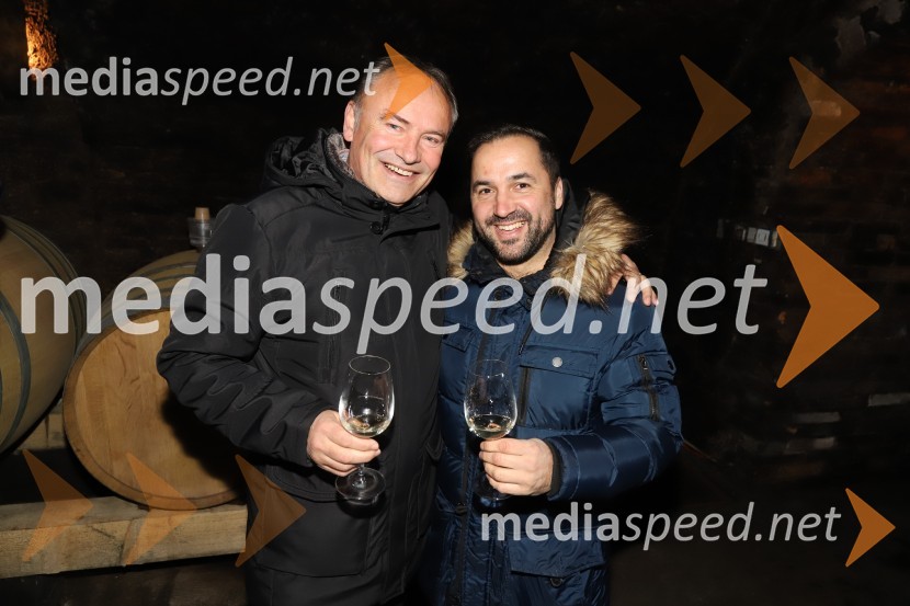  Dušan Topolovec, operni pevec;  Tim Ribič, operni pevec, lastnik restavracije Miyabi, 1. tenor, Slovenski oktetSrečanje muzikantov na izletniški kmetiji Mikuž