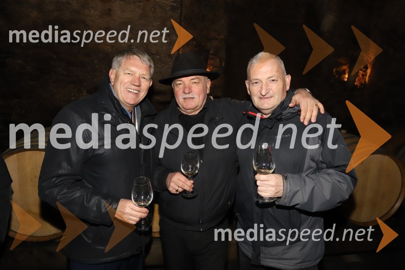  Rudi Šantl, pevec;  Jože Imperl, podjetnik;  Marjan  Podhosnik , glasbenikSrečanje muzikantov na izletniški kmetiji Mikuž