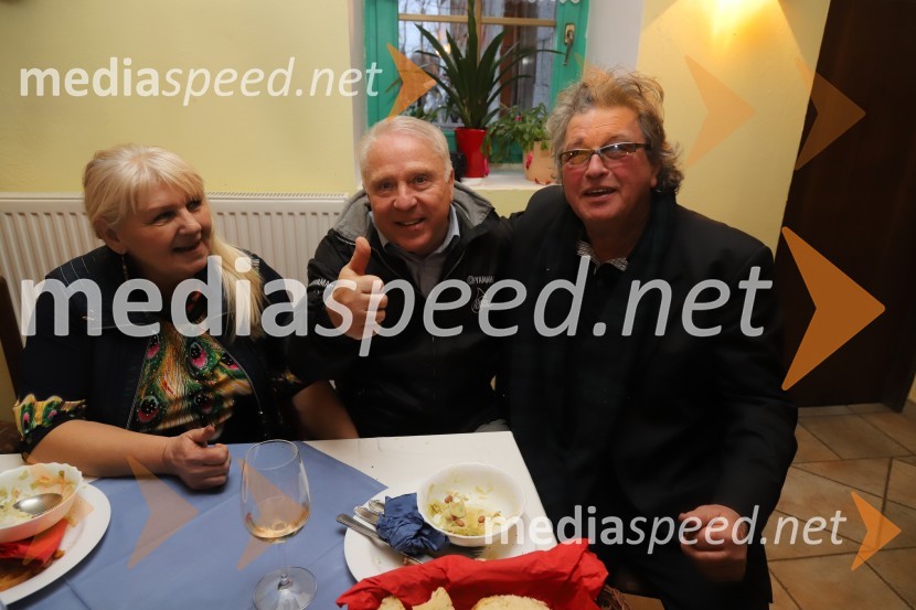  Irena Zajšek;  Oto Vrhovnik, glasbenik;  Ivo MojzerSrečanje muzikantov na izletniški kmetiji Mikuž