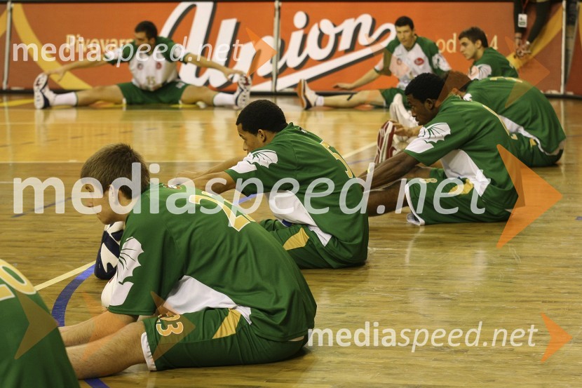 Ekipa Union Olimpije med ogrevanjem pred tekmoKošarka: Olimpija - Maccabi Tel Aviv