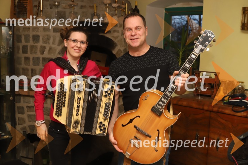  Tamara  Vandur , harmonika;  Mike Orešar, Igor in Zlati zvokiSrečanje muzikantov na izletniški kmetiji Mikuž