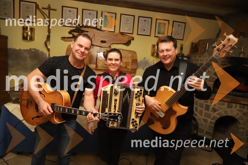  Mike Orešar, Igor in Zlati zvoki;  Tamara  Vandur , harmonika;  Branko Novak, Nobis pohištvo, d.o.o.Srečanje muzikantov na izletniški kmetiji Mikuž