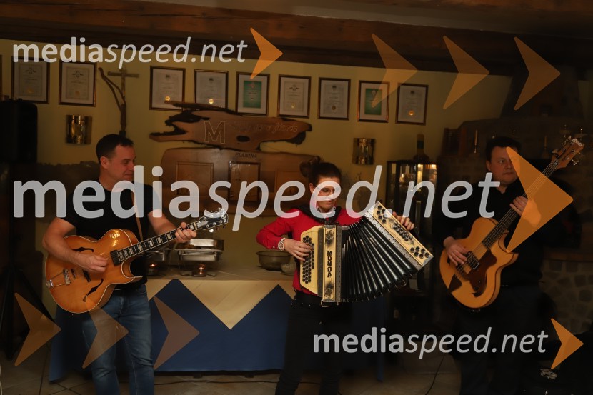  Mike Orešar, Igor in Zlati zvoki;  Tamara  Vandur , harmonika;  Branko Novak, Nobis pohištvo, d.o.o.Srečanje muzikantov na izletniški kmetiji Mikuž