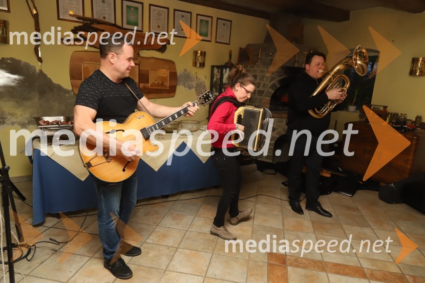  Mike Orešar, Igor in Zlati zvoki;  Tamara  Vandur , harmonika;  Branko Novak, Nobis pohištvo, d.o.o.Srečanje muzikantov na izletniški kmetiji Mikuž