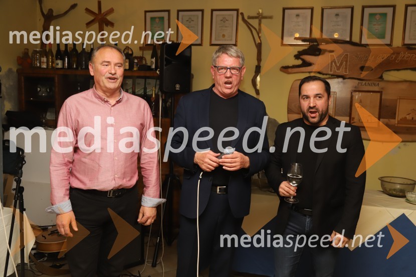  Dušan Topolovec, operni pevec;  Rudi Šantl, pevec;  Tim Ribič, operni pevec, lastnik restavracije Miyabi, 1. tenor, Slovenski oktetSrečanje muzikantov na izletniški kmetiji Mikuž