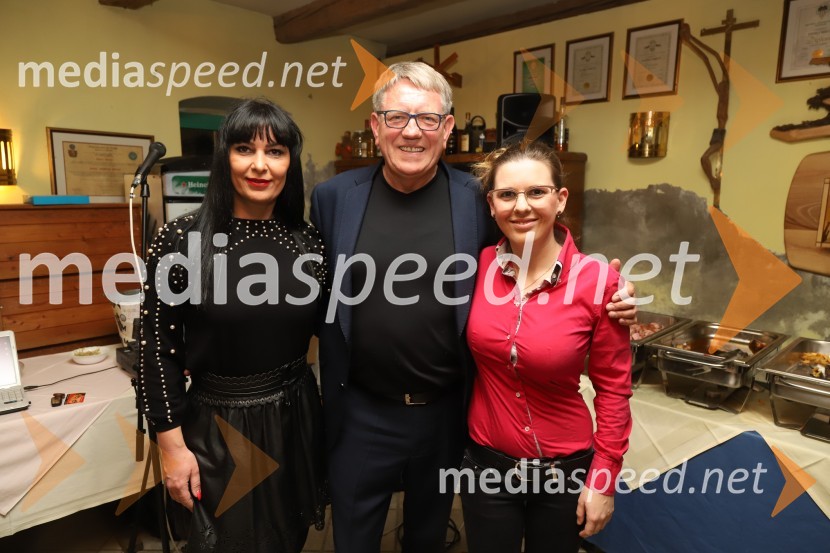  Tjaša Vandur, plesalka;  Rudi Šantl, pevec;  Tamara  Vandur , harmonikaSrečanje muzikantov na izletniški kmetiji Mikuž