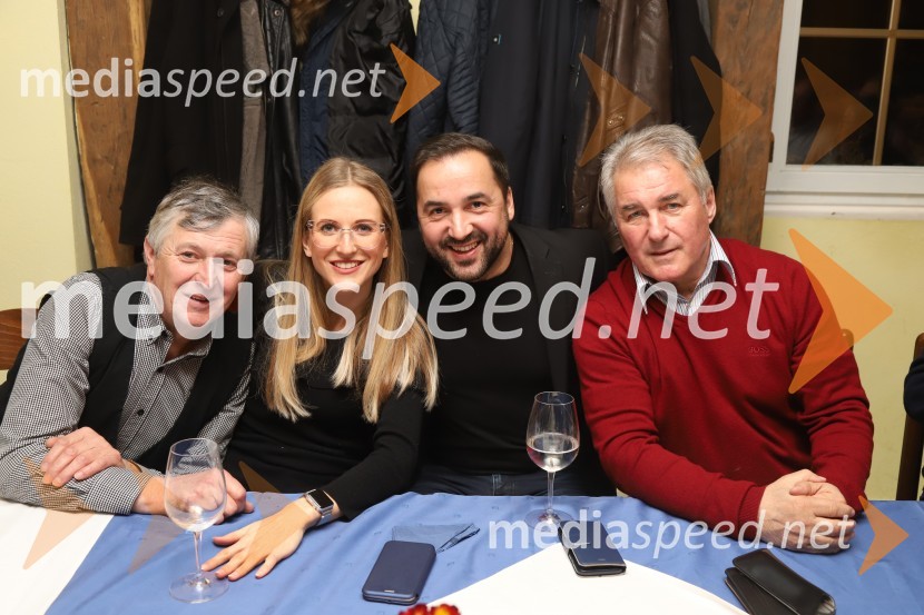  ... ;  Špela Pokeržnik, glasbenica in novinarka;  Tim Ribič, operni pevec, lastnik restavracije Miyabi, 1. tenor, Slovenski oktet;  Janez Ribič, politikSrečanje muzikantov na izletniški kmetiji Mikuž