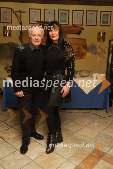  Alfi Nipič, pevec;  Tjaša Vandur, plesalkaSrečanje muzikantov na izletniški kmetiji Mikuž