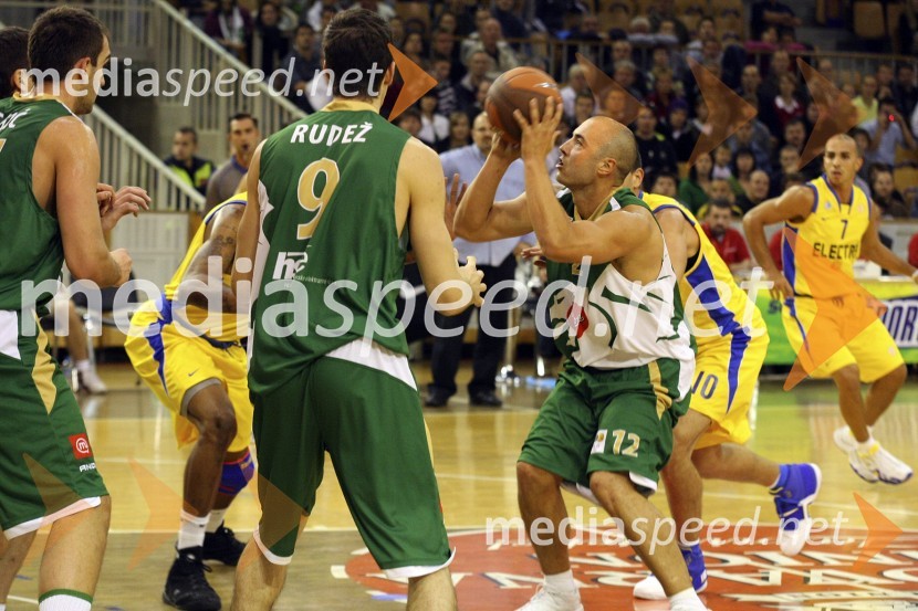 Marko Milič, Union Olimpija (krilo) med poskusom meta na košKošarka: Olimpija - Maccabi Tel Aviv