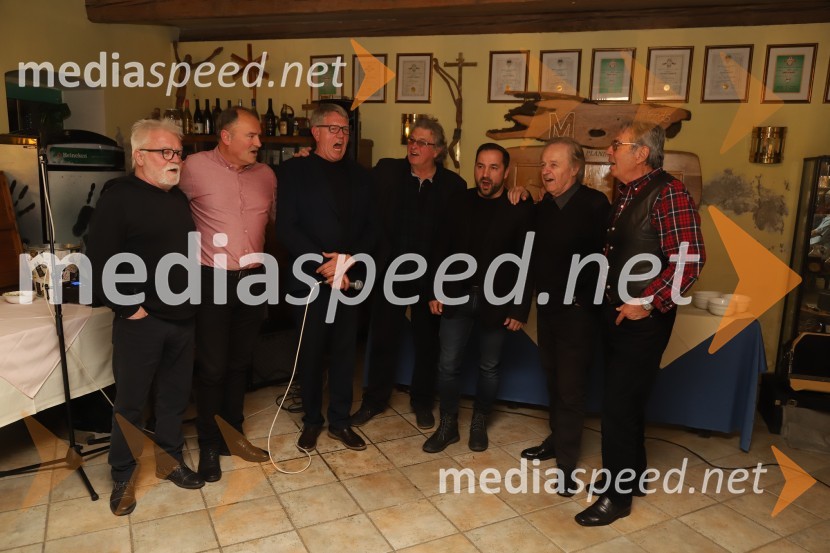  Rudi Miložič, glasbenik;  Dušan Topolovec, operni pevec;  Rudi Šantl, pevec;  Ivo Mojzer;  Tim Ribič, operni pevec, lastnik restavracije Miyabi, 1. tenor, Slovenski oktet;  Alfi Nipič, pevec;  Jože Kobler, pevecSrečanje muzikantov na izletniški kmetiji Mikuž