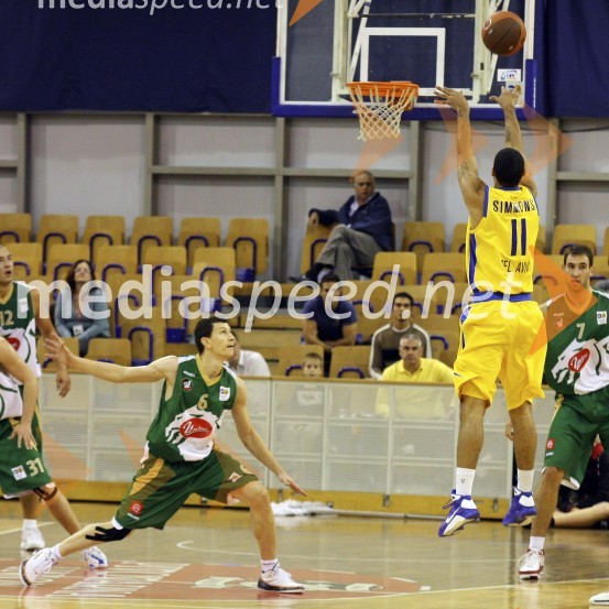 Napad Maccabija, poskus Chesterja SimmonsaKošarka: Olimpija - Maccabi Tel Aviv