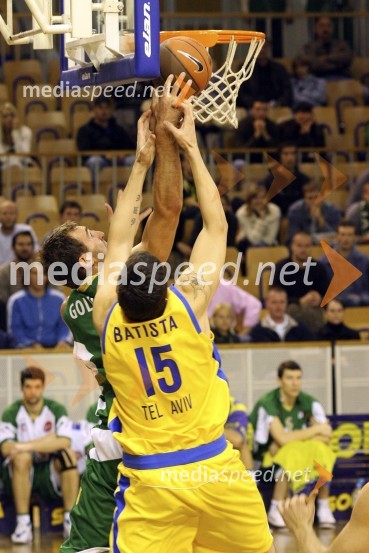 Boj pod košem (Golubović, Union Olimpija (center) in Batista (center))Košarka: Olimpija - Maccabi Tel Aviv