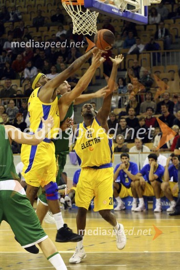 Košarkaška tekma Union Olimpija – Maccabi, boj pod košem (White, Maccabi, Milič, Olimpija in Fisher, Maccabi)Košarka: Olimpija - Maccabi Tel Aviv