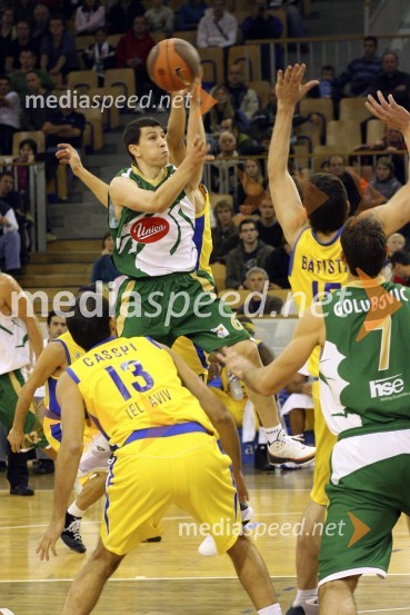 Vlado Ilievski, Union Olimpija (organizator igre, branilec) med prodoromKošarka: Olimpija - Maccabi Tel Aviv