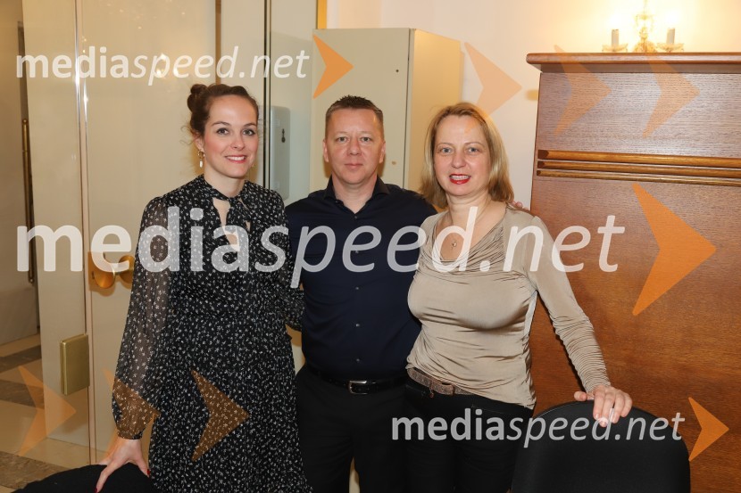  Špela Lešnik, producentka Drame SNG Maribor;  Matjaž Partlič, SNG Maribor;  Jasmina Leskovar, SNG MariborPošta, premiera absurdno tragične komedije v SNG Maribor
