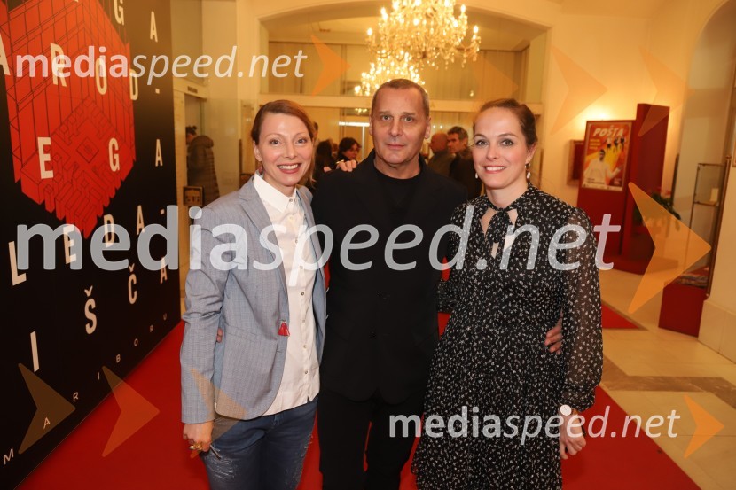  Nataša Matjašec Rošker, igralka;  Danilo Rošker, direktor SNG Maribor;  Špela Lešnik, producentka Drame SNG MariborPošta, premiera absurdno tragične komedije v SNG Maribor