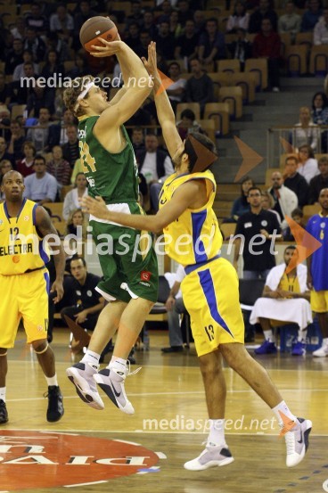 Miha Zupan, Union Olimpija (center) in Omri Casspi, MaccabiKošarka: Olimpija - Maccabi Tel Aviv