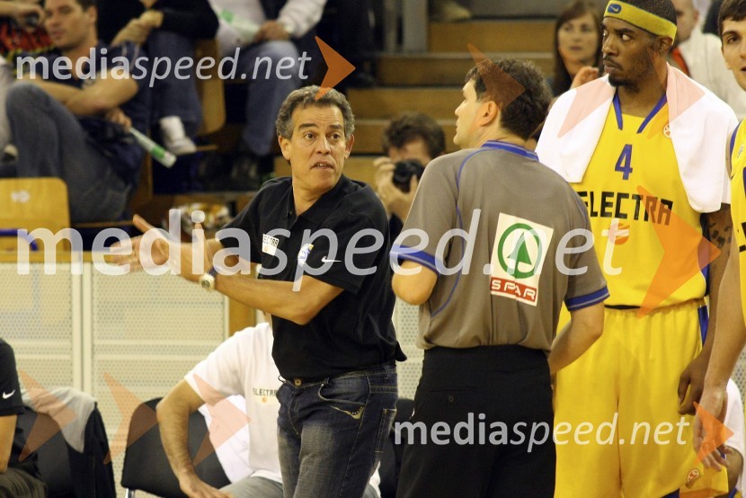 Efy Birenboim, trener Maccabija v besednem dvoboju s sodnikomKošarka: Olimpija - Maccabi Tel Aviv