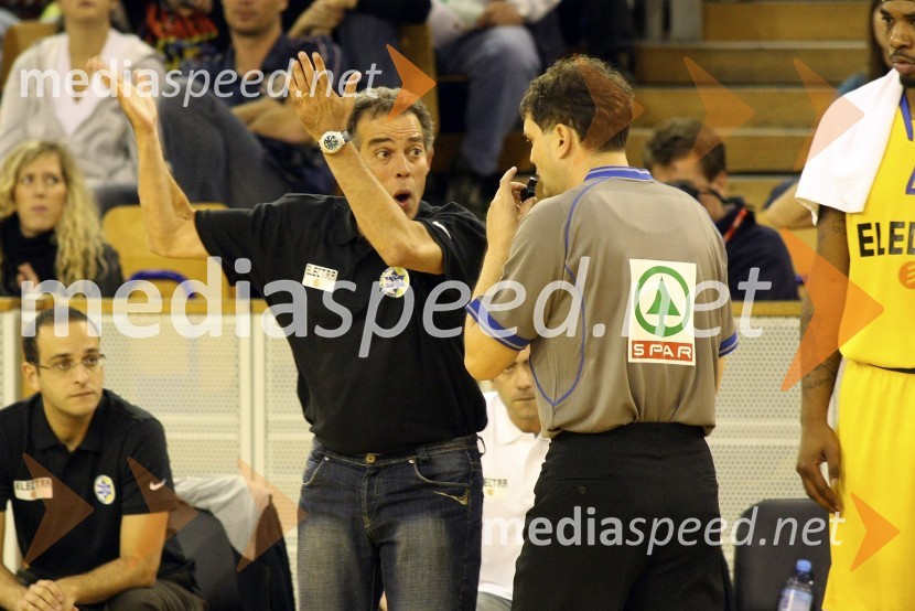 Efy Birenboim, trener Maccabija v besednem dvoboju s sodnikomKošarka: Olimpija - Maccabi Tel Aviv