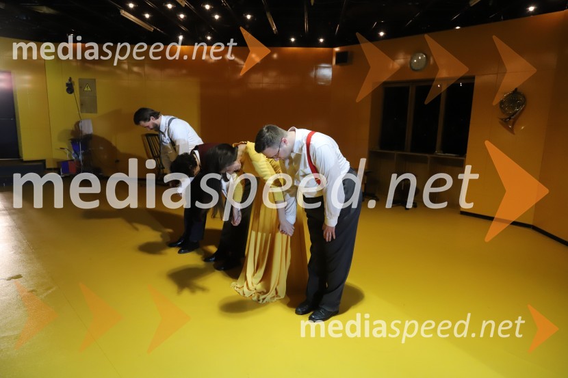  Blaž Dolenc, igralec;  Žan Koprivnik, igralec;  Minca Lorenci, igralka;  Gregor Podričnik, igralecPošta, premiera absurdno tragične komedije v SNG Maribor