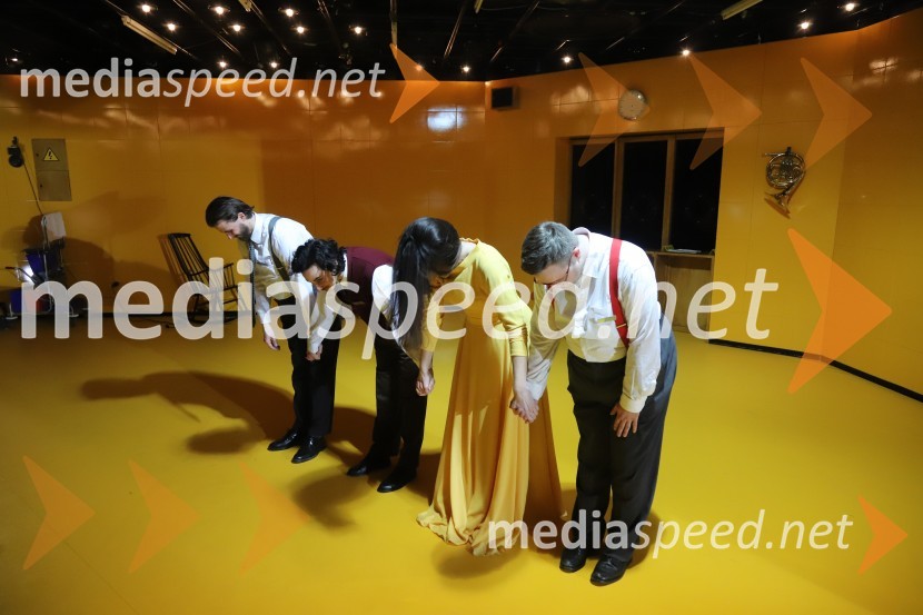  Blaž Dolenc, igralec;  Žan Koprivnik, igralec;  Minca Lorenci, igralka;  Gregor Podričnik, igralecPošta, premiera absurdno tragične komedije v SNG Maribor