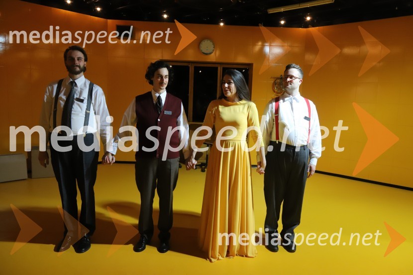  Blaž Dolenc, igralec;  Žan Koprivnik, igralec;  Minca Lorenci, igralka;  Gregor Podričnik, igralecPošta, premiera absurdno tragične komedije v SNG Maribor