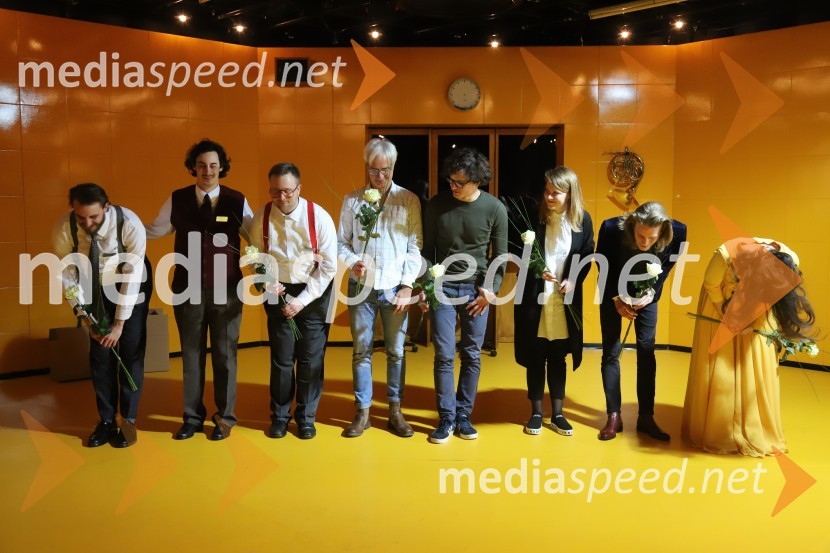  Blaž Dolenc, igralec;  Žan Koprivnik, igralec;  Gregor Podričnik, igralec;  Rok Vilčnik, pesnik, dramatik, glasbenik;  ... ;  ... ;  ... ;  Minca Lorenci, igralkaPošta, premiera absurdno tragične komedije v SNG Maribor